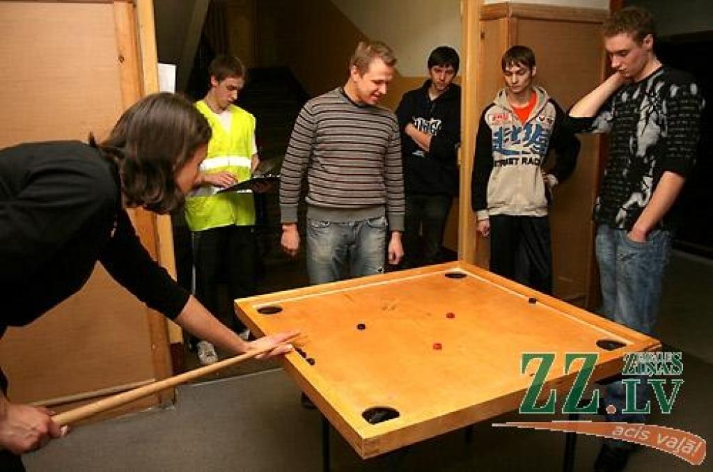 Otrdienas vakarā Latvijas Lauksaimniecības universitātes 1.dienesta viesnīcā - Meža fakultātes kopmītnēs notika Olimpiskās spēles, kuru dalībnieki sacentās novusā, virves vilkšanā, durvju nešanā, orientēšanās dienesta viesnīcā, garākās...