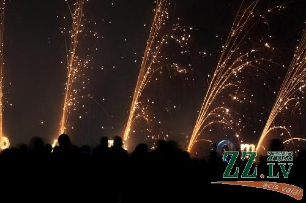 Uzvaras parkā ar krāšņu uguns šovu un izgaismotu ledus skulptūru parādi noslēdzies 11.Starptautiskais ledus skulptūru festivāls, kam šogad bija dots nosaukums «Mīlas galaktika». Fotoreportāžā no sestdienas vakara - ko šāgada grandiozajam...