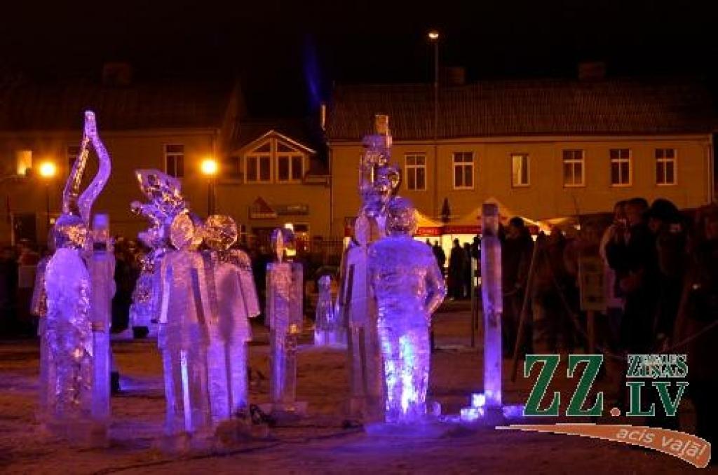 Uzvaras parkā ar krāšņu uguns šovu un izgaismotu ledus skulptūru parādi noslēdzies 11.Starptautiskais ledus skulptūru festivāls, kam šogad bija dots nosaukums «Mīlas galaktika». Fotoreportāžā no sestdienas vakara - ko šāgada grandiozajam...