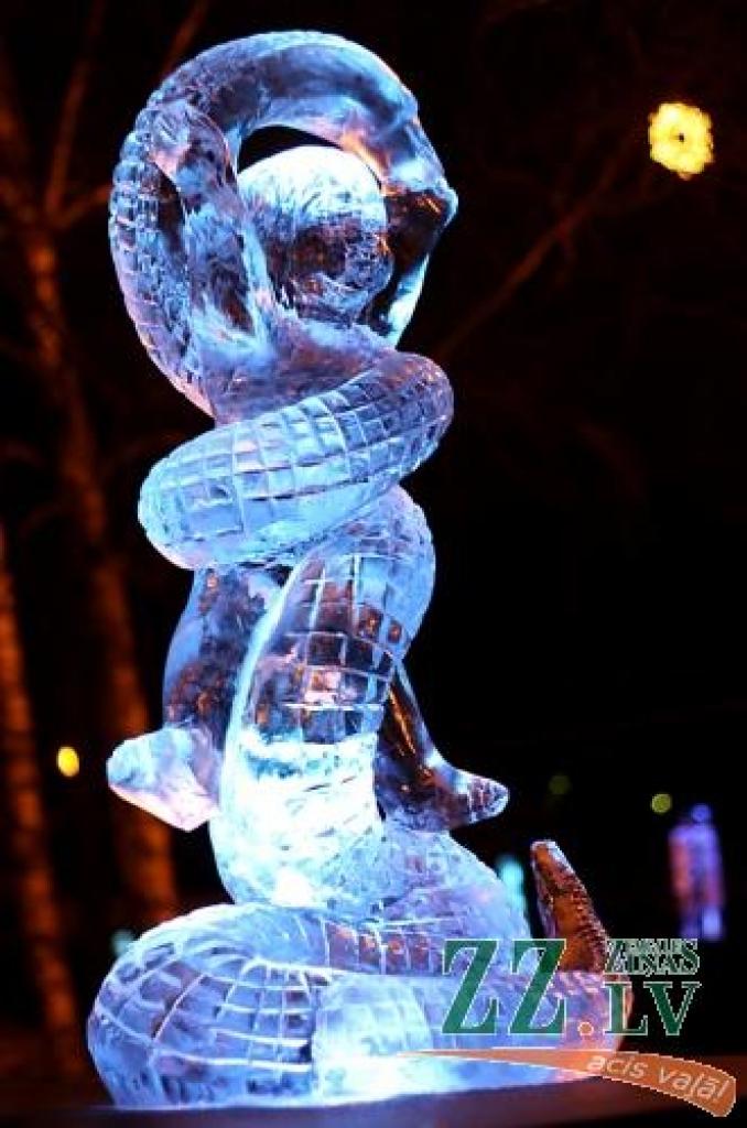 Uzvaras parkā ar krāšņu uguns šovu un izgaismotu ledus skulptūru parādi noslēdzies 11.Starptautiskais ledus skulptūru festivāls, kam šogad bija dots nosaukums «Mīlas galaktika». Fotoreportāžā no sestdienas vakara - ko šāgada grandiozajam...