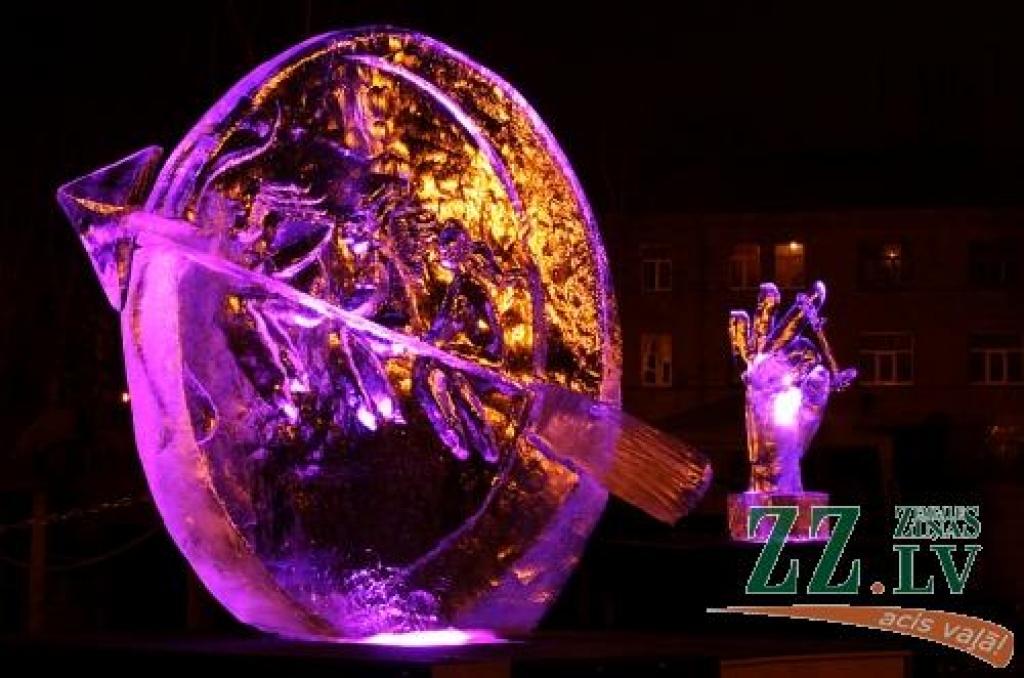 Uzvaras parkā ar krāšņu uguns šovu un izgaismotu ledus skulptūru parādi noslēdzies 11.Starptautiskais ledus skulptūru festivāls, kam šogad bija dots nosaukums «Mīlas galaktika». Fotoreportāžā no sestdienas vakara - ko šāgada grandiozajam...