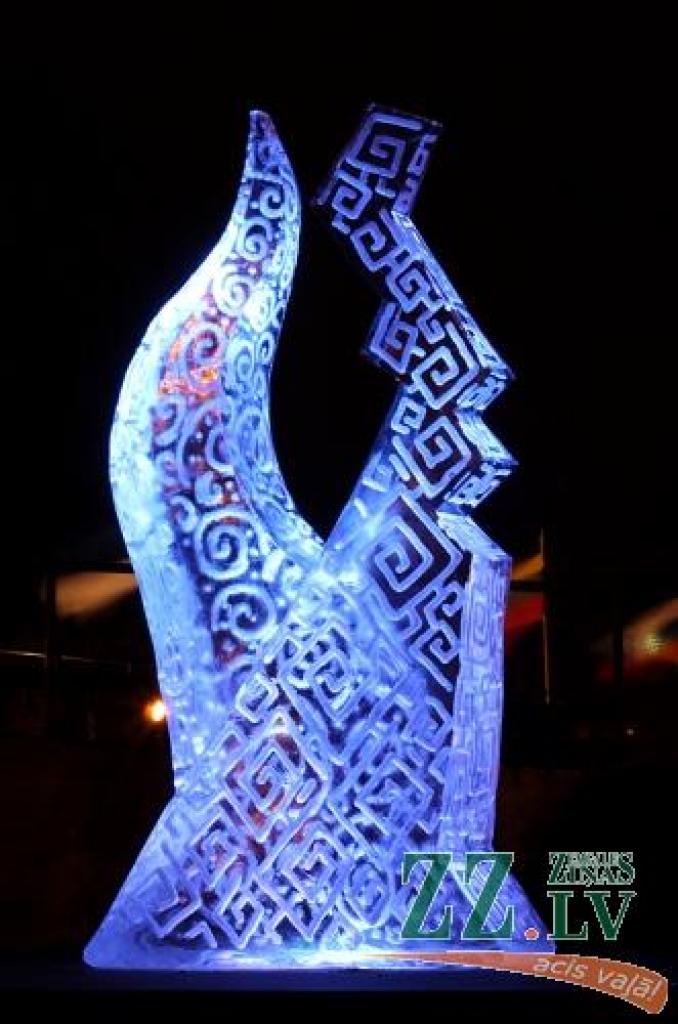 Uzvaras parkā ar krāšņu uguns šovu un izgaismotu ledus skulptūru parādi noslēdzies 11.Starptautiskais ledus skulptūru festivāls, kam šogad bija dots nosaukums «Mīlas galaktika». Fotoreportāžā no sestdienas vakara - ko šāgada grandiozajam...