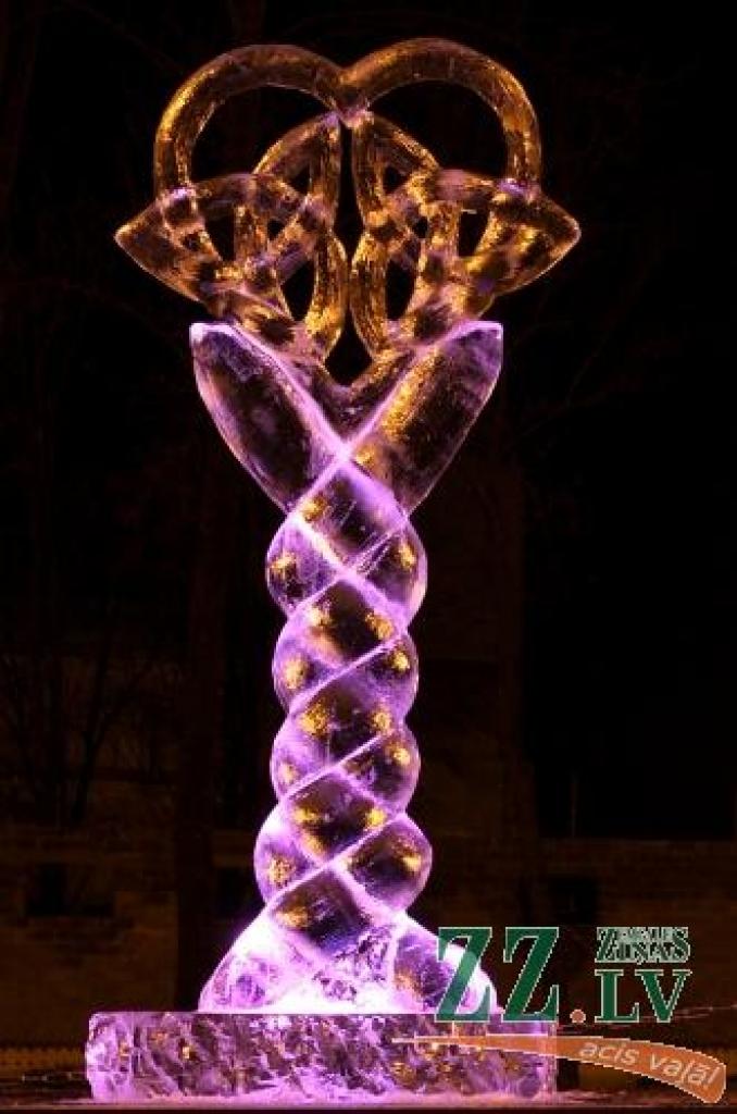 Uzvaras parkā ar krāšņu uguns šovu un izgaismotu ledus skulptūru parādi noslēdzies 11.Starptautiskais ledus skulptūru festivāls, kam šogad bija dots nosaukums «Mīlas galaktika». Fotoreportāžā no sestdienas vakara - ko šāgada grandiozajam...