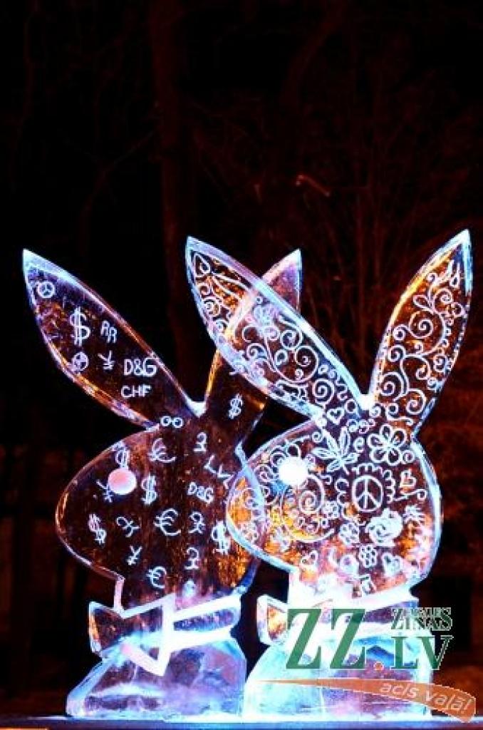 Uzvaras parkā ar krāšņu uguns šovu un izgaismotu ledus skulptūru parādi noslēdzies 11.Starptautiskais ledus skulptūru festivāls, kam šogad bija dots nosaukums «Mīlas galaktika». Fotoreportāžā no sestdienas vakara - ko šāgada grandiozajam...