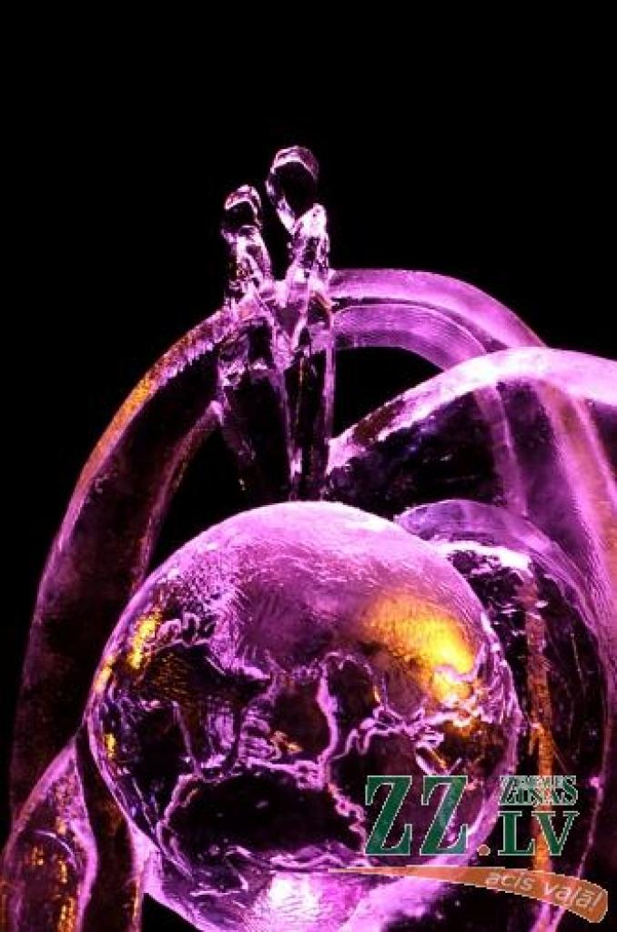 Uzvaras parkā ar krāšņu uguns šovu un izgaismotu ledus skulptūru parādi noslēdzies 11.Starptautiskais ledus skulptūru festivāls, kam šogad bija dots nosaukums «Mīlas galaktika». Fotoreportāžā no sestdienas vakara - ko šāgada grandiozajam...