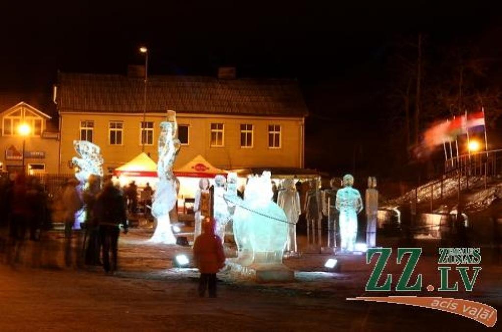 Uzvaras parkā ar krāšņu uguns šovu un izgaismotu ledus skulptūru parādi noslēdzies 11.Starptautiskais ledus skulptūru festivāls, kam šogad bija dots nosaukums «Mīlas galaktika». Fotoreportāžā no sestdienas vakara - ko šāgada grandiozajam...