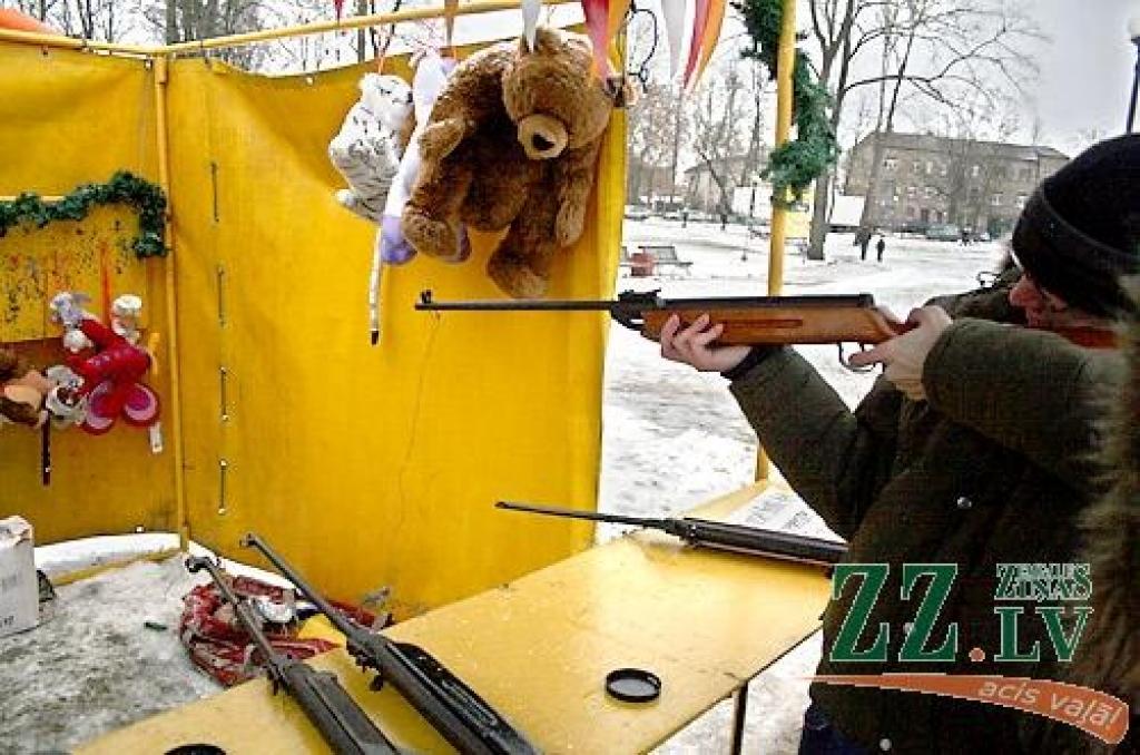 Sestdien Uzvaras parkā skatītājiem atvērts skulptūru parks, kurā apskatei izstādīti 11.Starptautiskā ledus skulptūru festivāla «Galaxy of Love» ietvaros tapušie darbi. Šogad festivālā piedalās 15 komandas un 30 mākslinieki no deviņām...