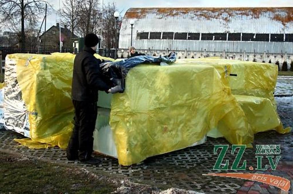 Jelgavā sācies 11.Starptautiskais ledus skulptūru festivāls. Vispirms 30 uz festivālu ieradušies ledus skulptori Uzvaras parkā izvietotajās teltīs veido mazās skulptūras par tēmu «Mīlas galaktika», kam sekos komandu darbs pie 15 lielajiem...