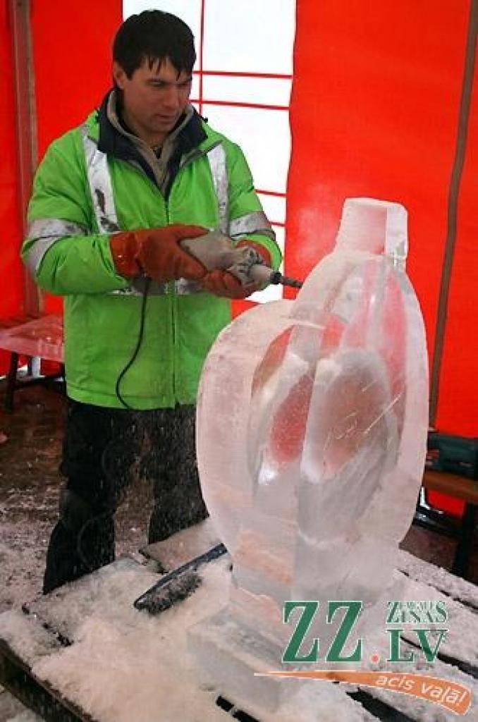 Jelgavā sācies 11.Starptautiskais ledus skulptūru festivāls. Vispirms 30 uz festivālu ieradušies ledus skulptori Uzvaras parkā izvietotajās teltīs veido mazās skulptūras par tēmu «Mīlas galaktika», kam sekos komandu darbs pie 15 lielajiem...