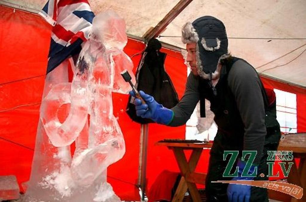 Jelgavā sācies 11.Starptautiskais ledus skulptūru festivāls. Vispirms 30 uz festivālu ieradušies ledus skulptori Uzvaras parkā izvietotajās teltīs veido mazās skulptūras par tēmu «Mīlas galaktika», kam sekos komandu darbs pie 15 lielajiem...