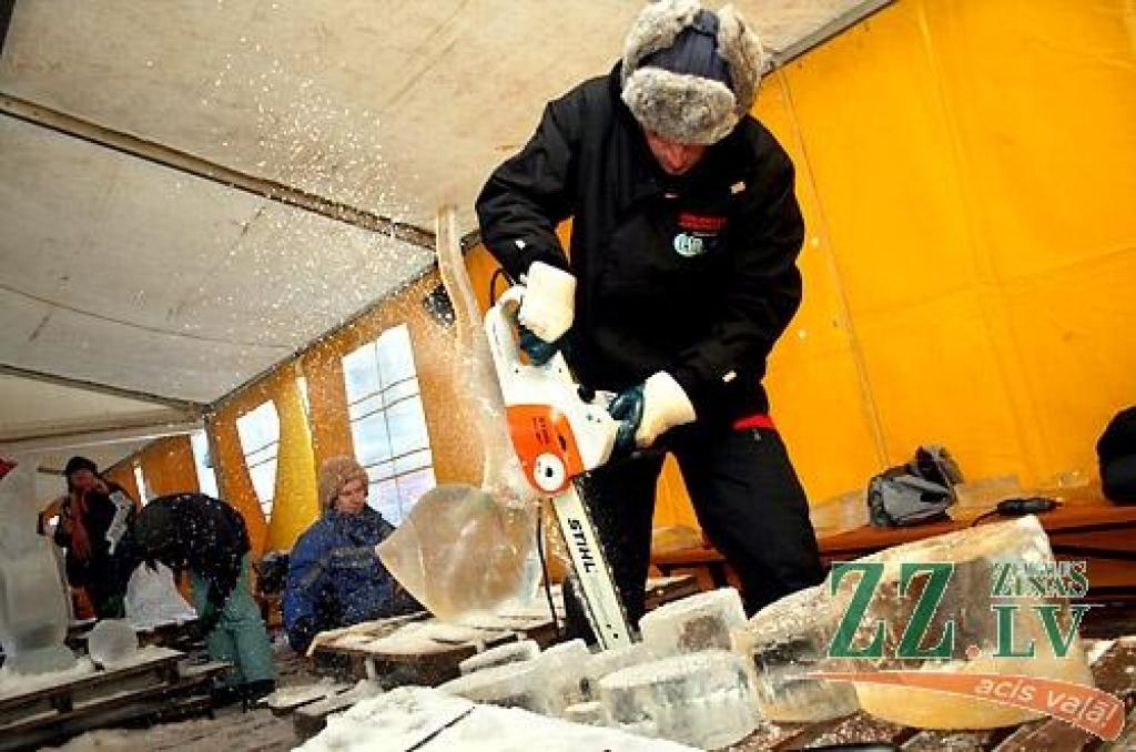 Jelgavā sācies 11.Starptautiskais ledus skulptūru festivāls. Vispirms 30 uz festivālu ieradušies ledus skulptori Uzvaras parkā izvietotajās teltīs veido mazās skulptūras par tēmu «Mīlas galaktika», kam sekos komandu darbs pie 15 lielajiem...