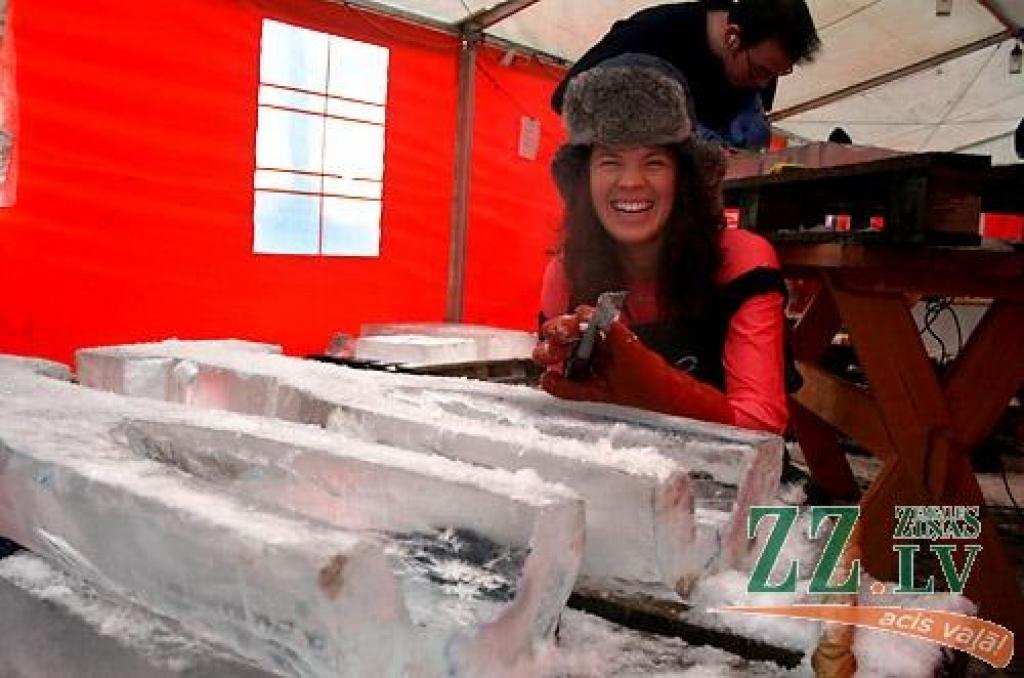 Jelgavā sācies 11.Starptautiskais ledus skulptūru festivāls. Vispirms 30 uz festivālu ieradušies ledus skulptori Uzvaras parkā izvietotajās teltīs veido mazās skulptūras par tēmu «Mīlas galaktika», kam sekos komandu darbs pie 15 lielajiem...