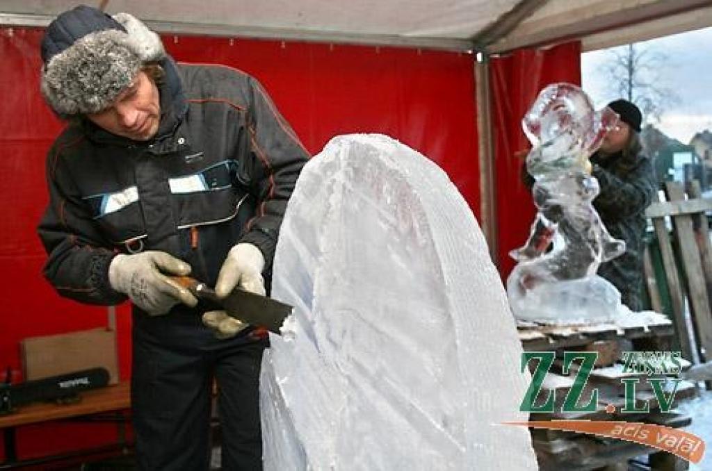 Jelgavā sācies 11.Starptautiskais ledus skulptūru festivāls. Vispirms 30 uz festivālu ieradušies ledus skulptori Uzvaras parkā izvietotajās teltīs veido mazās skulptūras par tēmu «Mīlas galaktika», kam sekos komandu darbs pie 15 lielajiem...