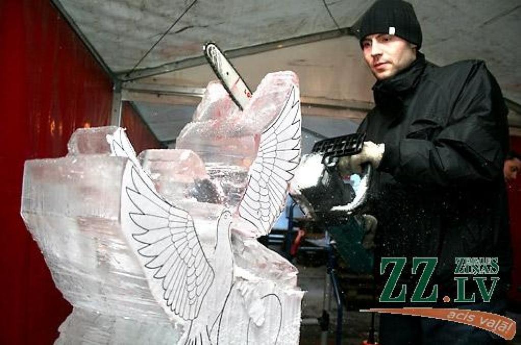 Jelgavā sācies 11.Starptautiskais ledus skulptūru festivāls. Vispirms 30 uz festivālu ieradušies ledus skulptori Uzvaras parkā izvietotajās teltīs veido mazās skulptūras par tēmu «Mīlas galaktika», kam sekos komandu darbs pie 15 lielajiem...