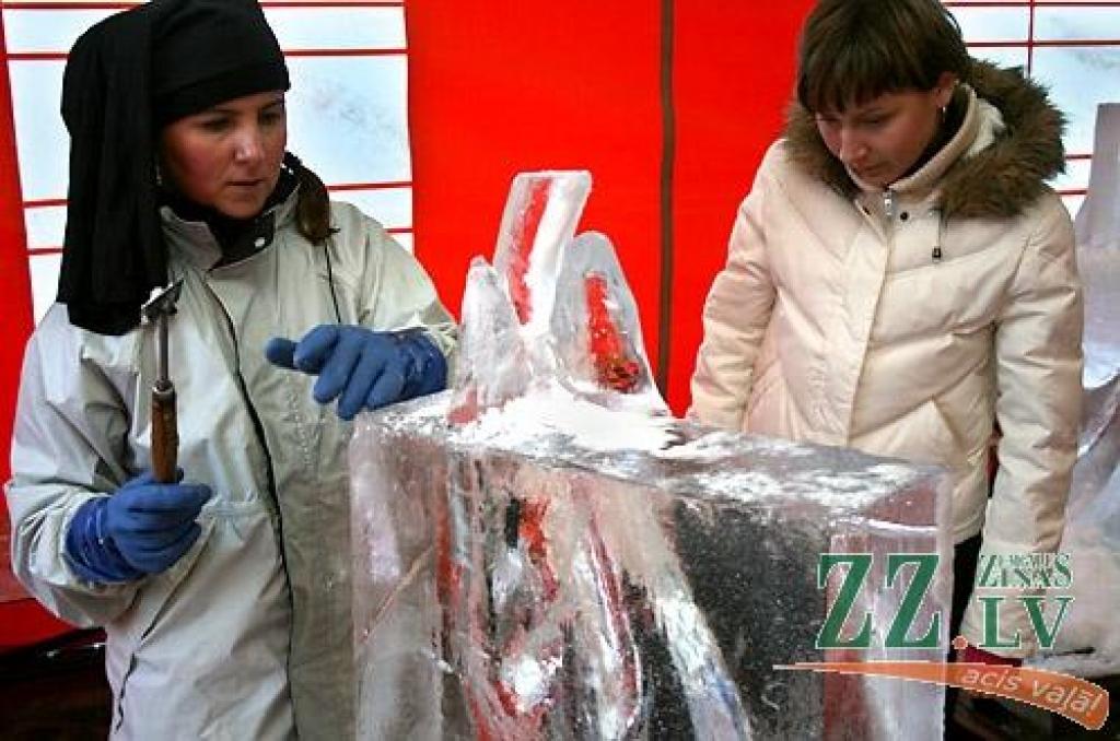 Jelgavā sācies 11.Starptautiskais ledus skulptūru festivāls. Vispirms 30 uz festivālu ieradušies ledus skulptori Uzvaras parkā izvietotajās teltīs veido mazās skulptūras par tēmu «Mīlas galaktika», kam sekos komandu darbs pie 15 lielajiem...