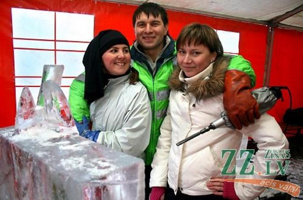 Jelgavā sācies 11.Starptautiskais ledus skulptūru festivāls. Vispirms 30 uz festivālu ieradušies ledus skulptori Uzvaras parkā izvietotajās teltīs veido mazās skulptūras par tēmu «Mīlas galaktika», kam sekos komandu darbs pie 15 lielajiem...