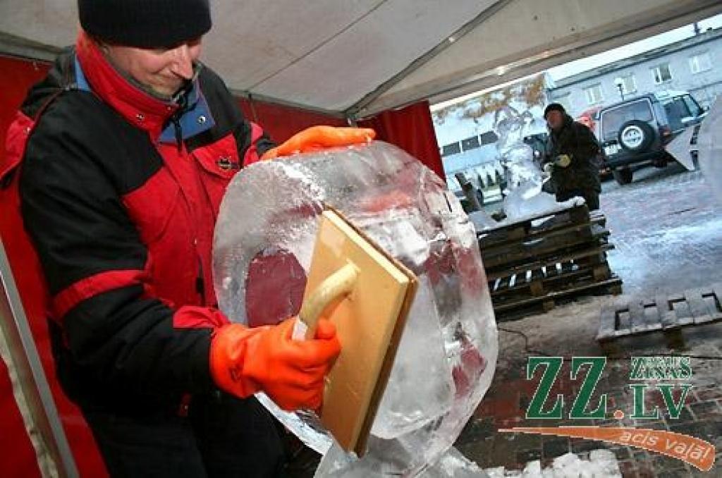 Jelgavā sācies 11.Starptautiskais ledus skulptūru festivāls. Vispirms 30 uz festivālu ieradušies ledus skulptori Uzvaras parkā izvietotajās teltīs veido mazās skulptūras par tēmu «Mīlas galaktika», kam sekos komandu darbs pie 15 lielajiem...