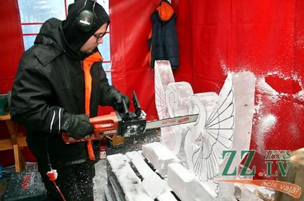 Jelgavā sācies 11.Starptautiskais ledus skulptūru festivāls. Vispirms 30 uz festivālu ieradušies ledus skulptori Uzvaras parkā izvietotajās teltīs veido mazās skulptūras par tēmu «Mīlas galaktika», kam sekos komandu darbs pie 15 lielajiem...