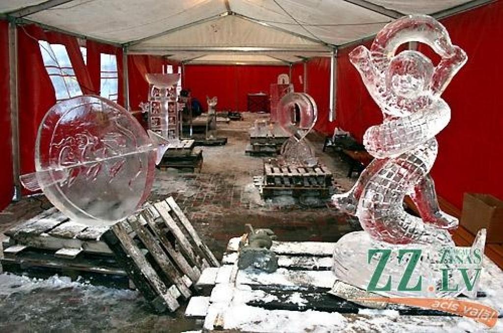 Jelgavā sācies 11.Starptautiskais ledus skulptūru festivāls. Vispirms 30 uz festivālu ieradušies ledus skulptori Uzvaras parkā izvietotajās teltīs veido mazās skulptūras par tēmu «Mīlas galaktika», kam sekos komandu darbs pie 15 lielajiem...