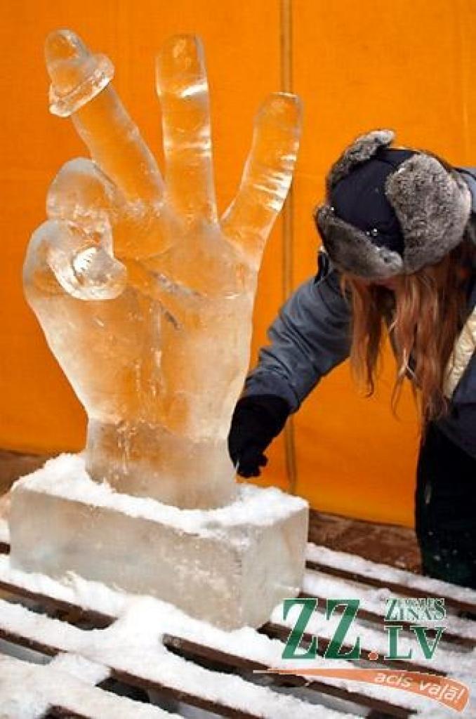 Jelgavā sācies 11.Starptautiskais ledus skulptūru festivāls. Vispirms 30 uz festivālu ieradušies ledus skulptori Uzvaras parkā izvietotajās teltīs veido mazās skulptūras par tēmu «Mīlas galaktika», kam sekos komandu darbs pie 15 lielajiem...