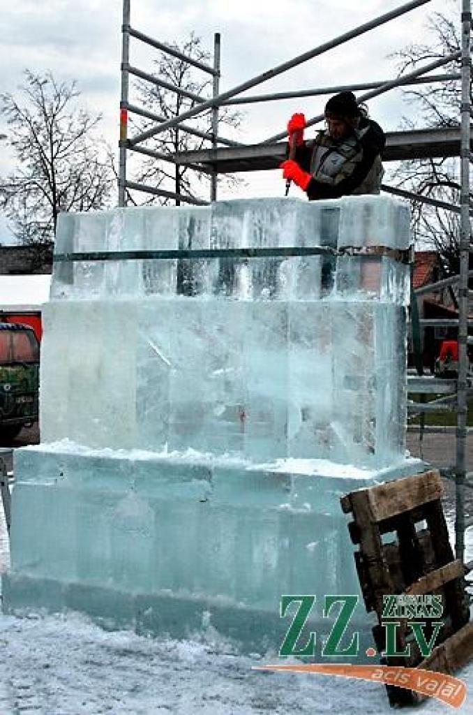 Jelgavā sācies 11.Starptautiskais ledus skulptūru festivāls. Vispirms 30 uz festivālu ieradušies ledus skulptori Uzvaras parkā izvietotajās teltīs veido mazās skulptūras par tēmu «Mīlas galaktika», kam sekos komandu darbs pie 15 lielajiem...