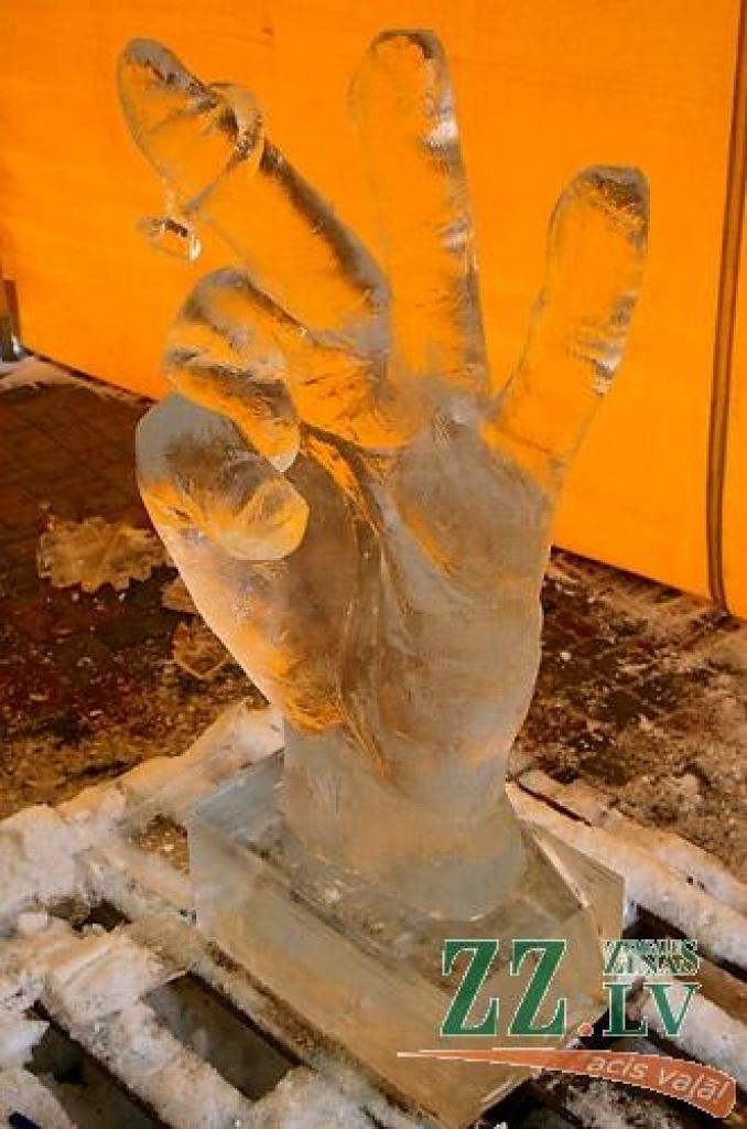 Jelgavā sācies 11.Starptautiskais ledus skulptūru festivāls. Vispirms 30 uz festivālu ieradušies ledus skulptori Uzvaras parkā izvietotajās teltīs veido mazās skulptūras par tēmu «Mīlas galaktika», kam sekos komandu darbs pie 15 lielajiem...