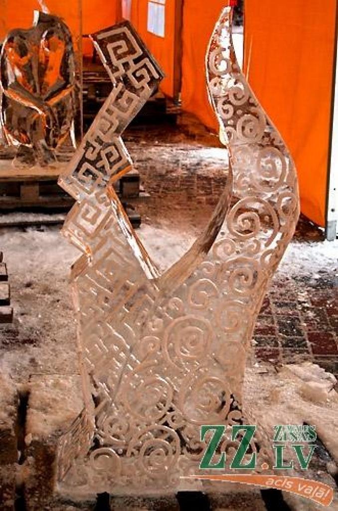 Jelgavā sācies 11.Starptautiskais ledus skulptūru festivāls. Vispirms 30 uz festivālu ieradušies ledus skulptori Uzvaras parkā izvietotajās teltīs veido mazās skulptūras par tēmu «Mīlas galaktika», kam sekos komandu darbs pie 15 lielajiem...
