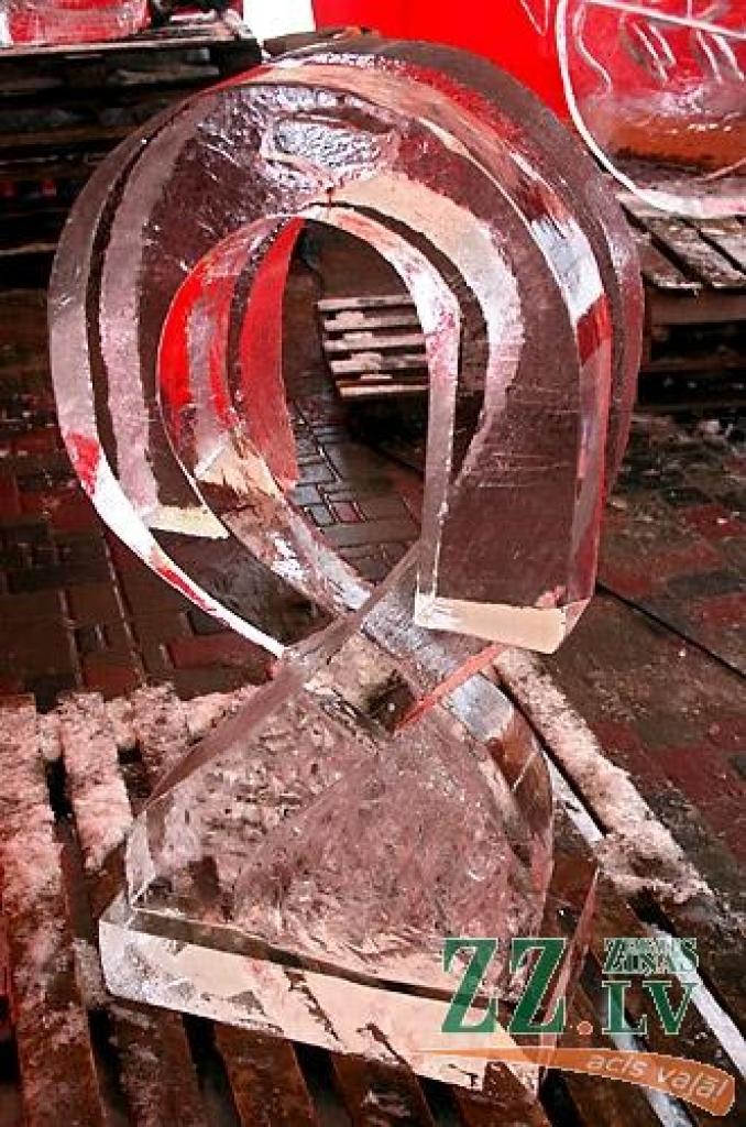 Jelgavā sācies 11.Starptautiskais ledus skulptūru festivāls. Vispirms 30 uz festivālu ieradušies ledus skulptori Uzvaras parkā izvietotajās teltīs veido mazās skulptūras par tēmu «Mīlas galaktika», kam sekos komandu darbs pie 15 lielajiem...