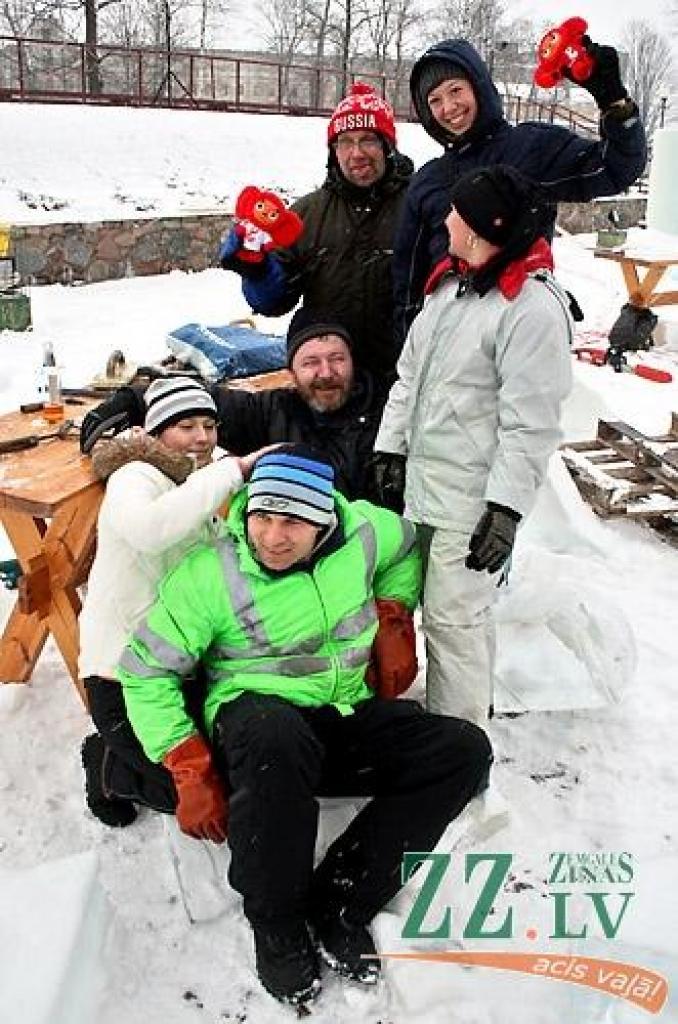 Jelgavā sācies 11.Starptautiskais ledus skulptūru festivāls. Vispirms 30 uz festivālu ieradušies ledus skulptori Uzvaras parkā izvietotajās teltīs veido mazās skulptūras par tēmu «Mīlas galaktika», kam sekos komandu darbs pie 15 lielajiem...