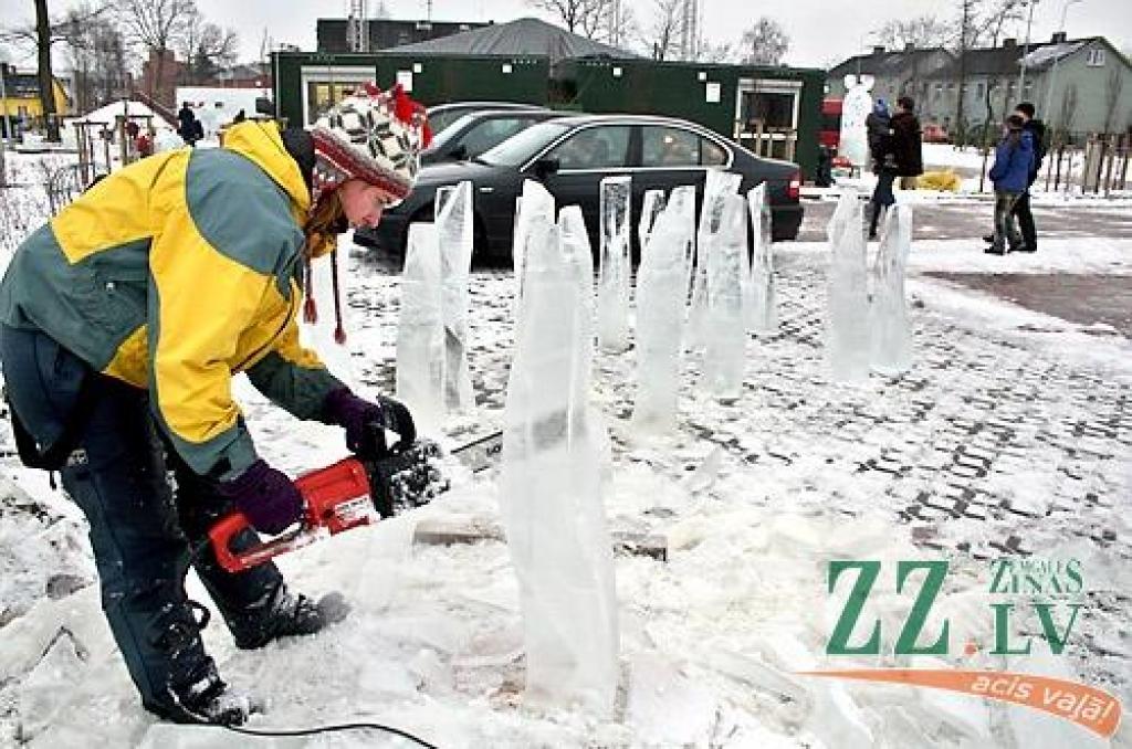 Jelgavā sācies 11.Starptautiskais ledus skulptūru festivāls. Vispirms 30 uz festivālu ieradušies ledus skulptori Uzvaras parkā izvietotajās teltīs veido mazās skulptūras par tēmu «Mīlas galaktika», kam sekos komandu darbs pie 15 lielajiem...