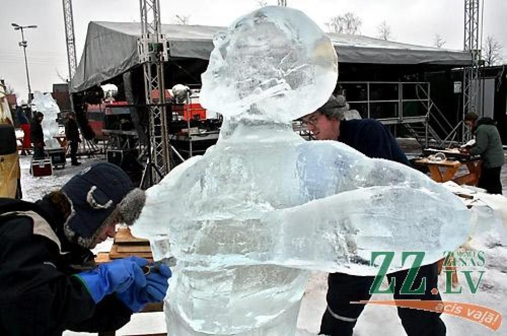 Jelgavā sācies 11.Starptautiskais ledus skulptūru festivāls. Vispirms 30 uz festivālu ieradušies ledus skulptori Uzvaras parkā izvietotajās teltīs veido mazās skulptūras par tēmu «Mīlas galaktika», kam sekos komandu darbs pie 15 lielajiem...