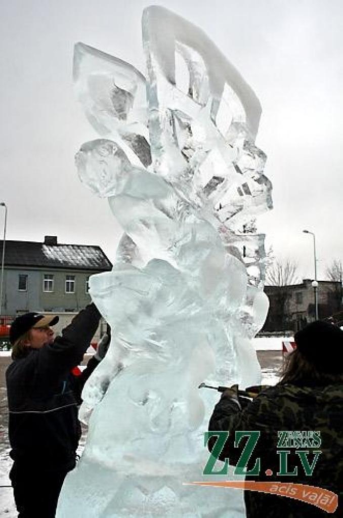 Jelgavā sācies 11.Starptautiskais ledus skulptūru festivāls. Vispirms 30 uz festivālu ieradušies ledus skulptori Uzvaras parkā izvietotajās teltīs veido mazās skulptūras par tēmu «Mīlas galaktika», kam sekos komandu darbs pie 15 lielajiem...