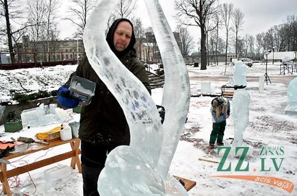 Jelgavā sācies 11.Starptautiskais ledus skulptūru festivāls. Vispirms 30 uz festivālu ieradušies ledus skulptori Uzvaras parkā izvietotajās teltīs veido mazās skulptūras par tēmu «Mīlas galaktika», kam sekos komandu darbs pie 15 lielajiem...
