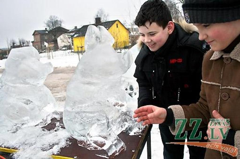 Jelgavā sācies 11.Starptautiskais ledus skulptūru festivāls. Vispirms 30 uz festivālu ieradušies ledus skulptori Uzvaras parkā izvietotajās teltīs veido mazās skulptūras par tēmu «Mīlas galaktika», kam sekos komandu darbs pie 15 lielajiem...