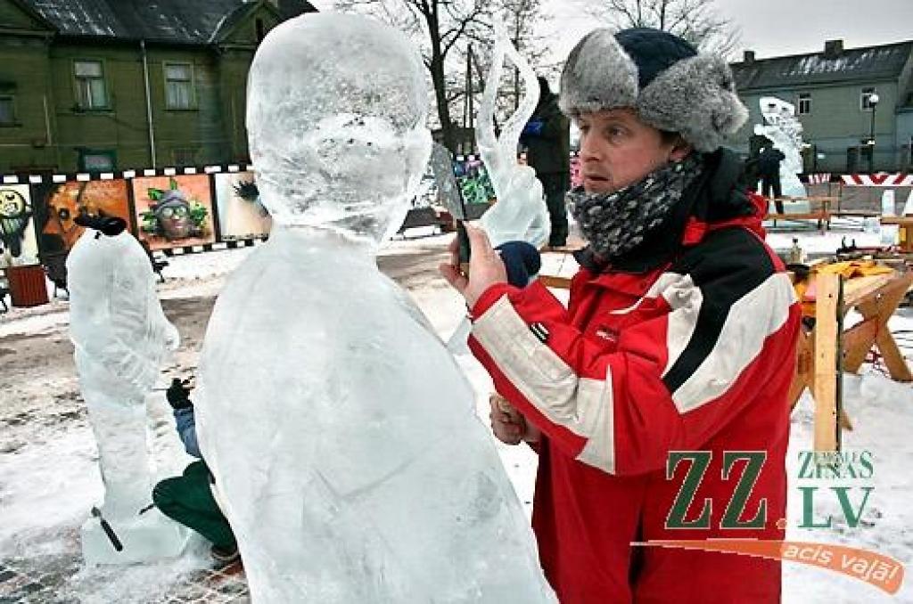 Jelgavā sācies 11.Starptautiskais ledus skulptūru festivāls. Vispirms 30 uz festivālu ieradušies ledus skulptori Uzvaras parkā izvietotajās teltīs veido mazās skulptūras par tēmu «Mīlas galaktika», kam sekos komandu darbs pie 15 lielajiem...