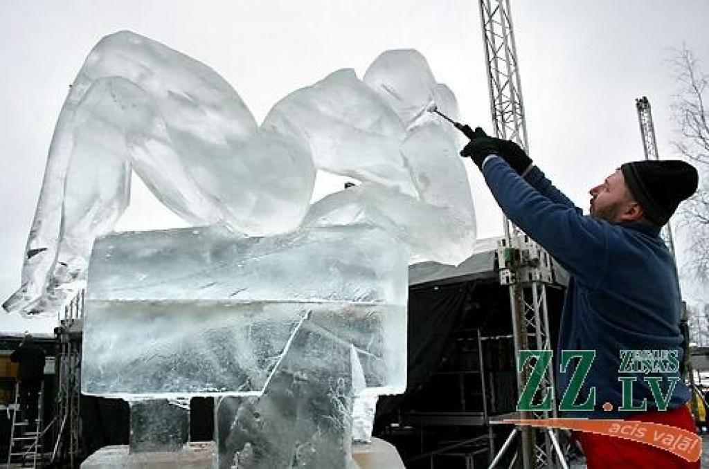 Jelgavā sācies 11.Starptautiskais ledus skulptūru festivāls. Vispirms 30 uz festivālu ieradušies ledus skulptori Uzvaras parkā izvietotajās teltīs veido mazās skulptūras par tēmu «Mīlas galaktika», kam sekos komandu darbs pie 15 lielajiem...