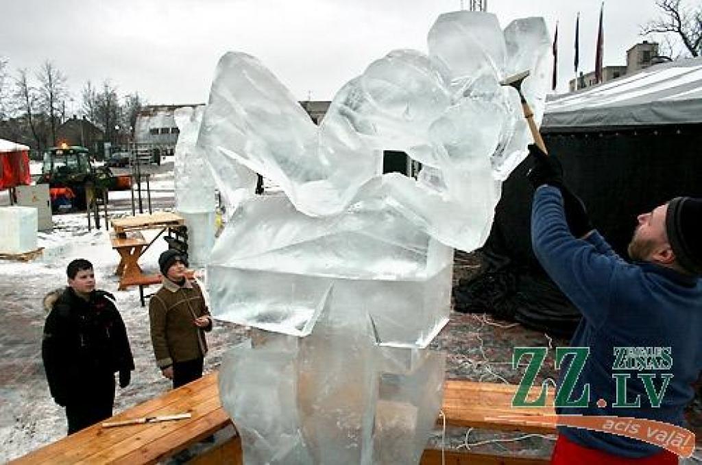 Jelgavā sācies 11.Starptautiskais ledus skulptūru festivāls. Vispirms 30 uz festivālu ieradušies ledus skulptori Uzvaras parkā izvietotajās teltīs veido mazās skulptūras par tēmu «Mīlas galaktika», kam sekos komandu darbs pie 15 lielajiem...