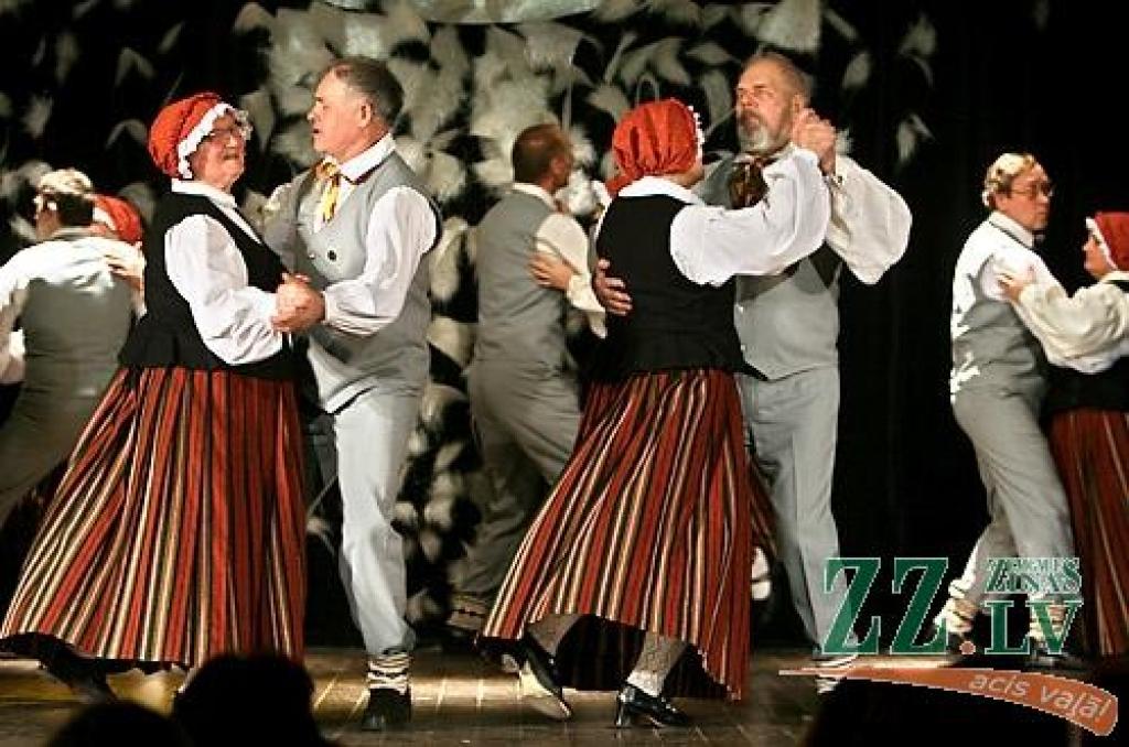 Sestdien Ozolniekos rajonā pazīstami dažādu paaudžu deju kolektīvi pulcējās pasākumā «Ziemas sadancis 2009». Šajā pēcpusdienā deju soļa raitumu uz skatuves demonstrēja tādi deju cienītājiem labi zināmi kolektīvi kā «Ozolnieki», «Medaga»,...