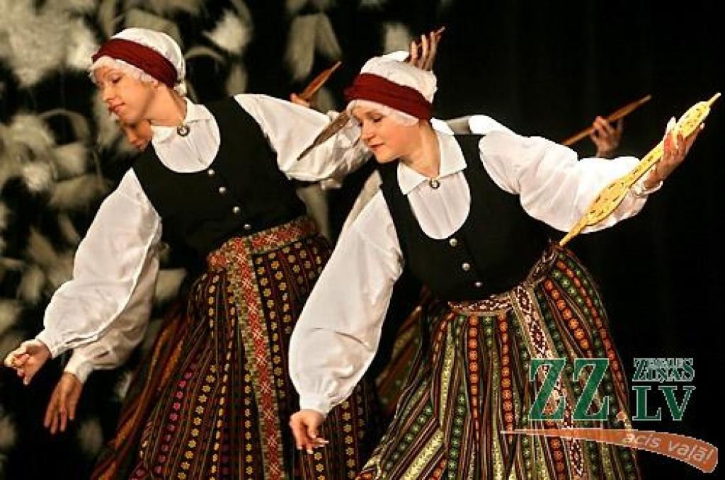 Sestdien Ozolniekos rajonā pazīstami dažādu paaudžu deju kolektīvi pulcējās pasākumā «Ziemas sadancis 2009». Šajā pēcpusdienā deju soļa raitumu uz skatuves demonstrēja tādi deju cienītājiem labi zināmi kolektīvi kā «Ozolnieki», «Medaga»,...