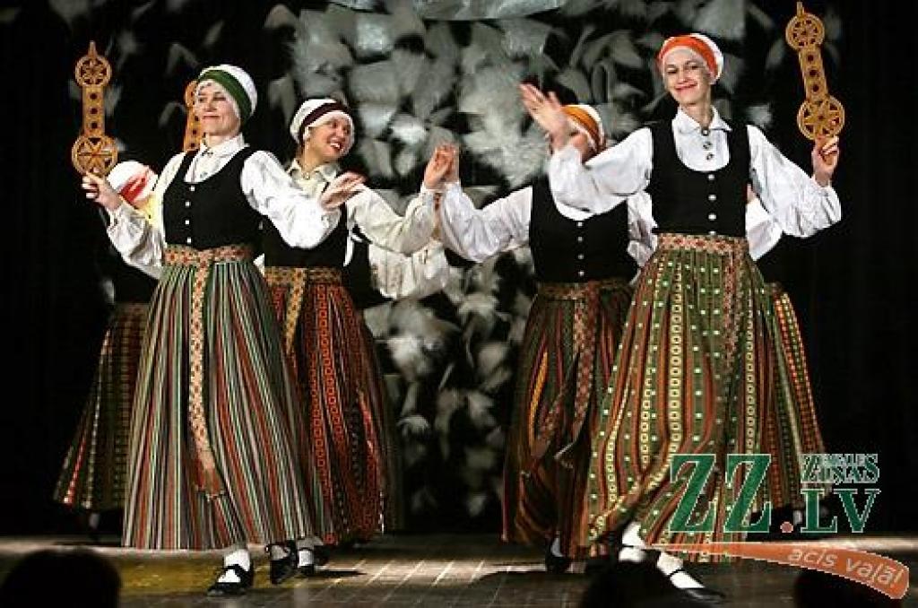 Sestdien Ozolniekos rajonā pazīstami dažādu paaudžu deju kolektīvi pulcējās pasākumā «Ziemas sadancis 2009». Šajā pēcpusdienā deju soļa raitumu uz skatuves demonstrēja tādi deju cienītājiem labi zināmi kolektīvi kā «Ozolnieki», «Medaga»,...