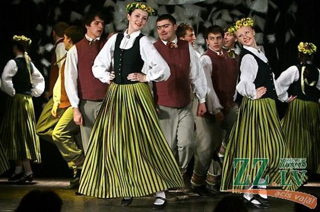 Sestdien Ozolniekos rajonā pazīstami dažādu paaudžu deju kolektīvi pulcējās pasākumā «Ziemas sadancis 2009». Šajā pēcpusdienā deju soļa raitumu uz skatuves demonstrēja tādi deju cienītājiem labi zināmi kolektīvi kā «Ozolnieki», «Medaga»,...