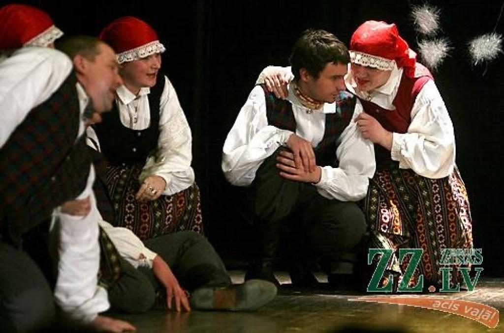Sestdien Ozolniekos rajonā pazīstami dažādu paaudžu deju kolektīvi pulcējās pasākumā «Ziemas sadancis 2009». Šajā pēcpusdienā deju soļa raitumu uz skatuves demonstrēja tādi deju cienītājiem labi zināmi kolektīvi kā «Ozolnieki», «Medaga»,...