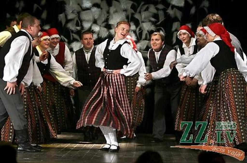 Sestdien Ozolniekos rajonā pazīstami dažādu paaudžu deju kolektīvi pulcējās pasākumā «Ziemas sadancis 2009». Šajā pēcpusdienā deju soļa raitumu uz skatuves demonstrēja tādi deju cienītājiem labi zināmi kolektīvi kā «Ozolnieki», «Medaga»,...