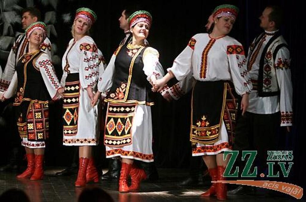 Sestdien Ozolniekos rajonā pazīstami dažādu paaudžu deju kolektīvi pulcējās pasākumā «Ziemas sadancis 2009». Šajā pēcpusdienā deju soļa raitumu uz skatuves demonstrēja tādi deju cienītājiem labi zināmi kolektīvi kā «Ozolnieki», «Medaga»,...
