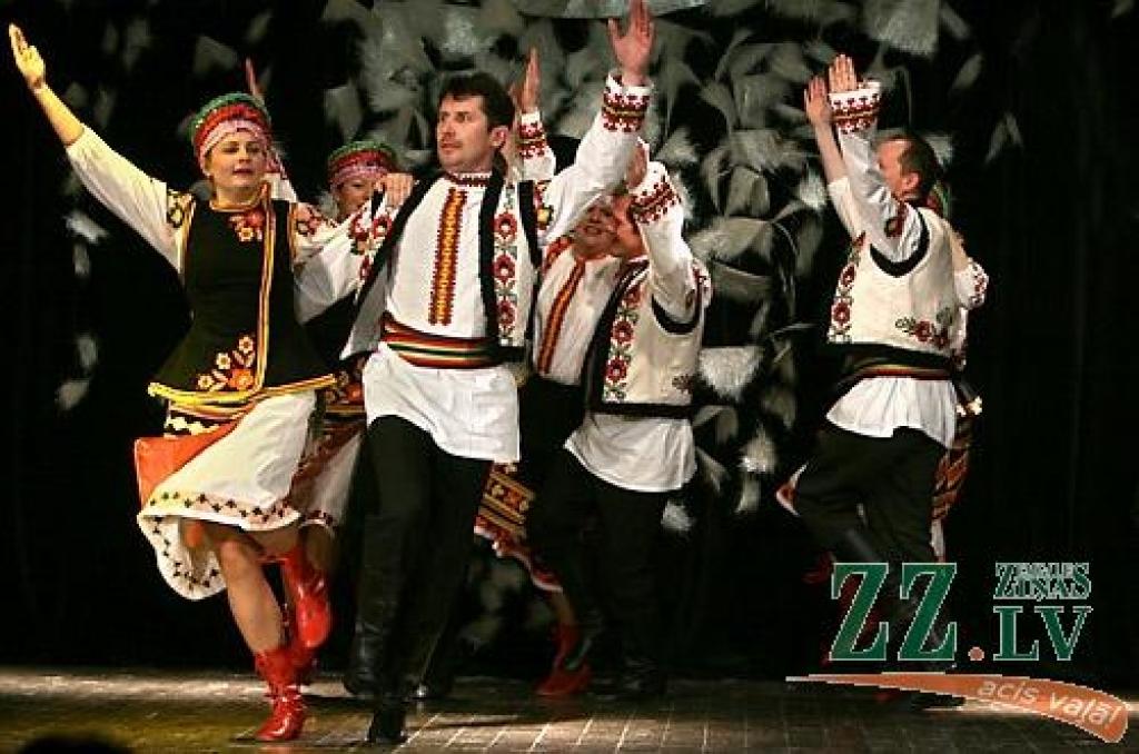 Sestdien Ozolniekos rajonā pazīstami dažādu paaudžu deju kolektīvi pulcējās pasākumā «Ziemas sadancis 2009». Šajā pēcpusdienā deju soļa raitumu uz skatuves demonstrēja tādi deju cienītājiem labi zināmi kolektīvi kā «Ozolnieki», «Medaga»,...