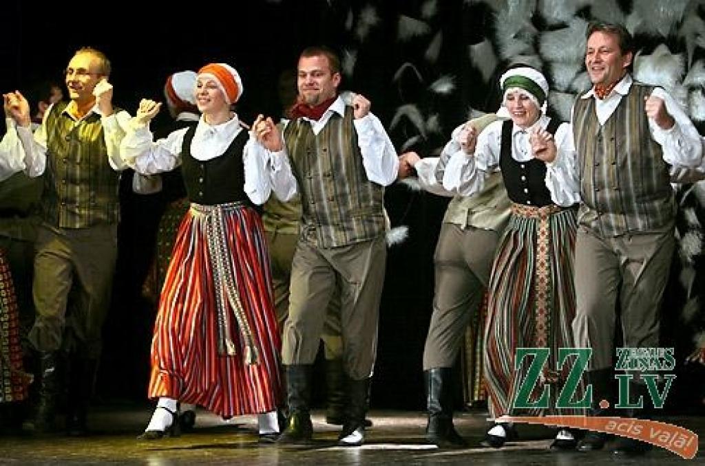 Sestdien Ozolniekos rajonā pazīstami dažādu paaudžu deju kolektīvi pulcējās pasākumā «Ziemas sadancis 2009». Šajā pēcpusdienā deju soļa raitumu uz skatuves demonstrēja tādi deju cienītājiem labi zināmi kolektīvi kā «Ozolnieki», «Medaga»,...
