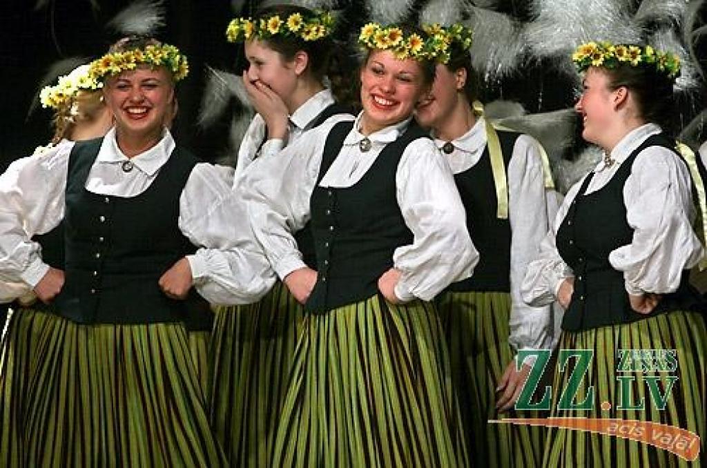 Sestdien Ozolniekos rajonā pazīstami dažādu paaudžu deju kolektīvi pulcējās pasākumā «Ziemas sadancis 2009». Šajā pēcpusdienā deju soļa raitumu uz skatuves demonstrēja tādi deju cienītājiem labi zināmi kolektīvi kā «Ozolnieki», «Medaga»,...