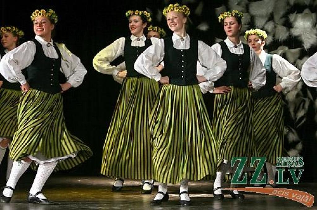 Sestdien Ozolniekos rajonā pazīstami dažādu paaudžu deju kolektīvi pulcējās pasākumā «Ziemas sadancis 2009». Šajā pēcpusdienā deju soļa raitumu uz skatuves demonstrēja tādi deju cienītājiem labi zināmi kolektīvi kā «Ozolnieki», «Medaga»,...
