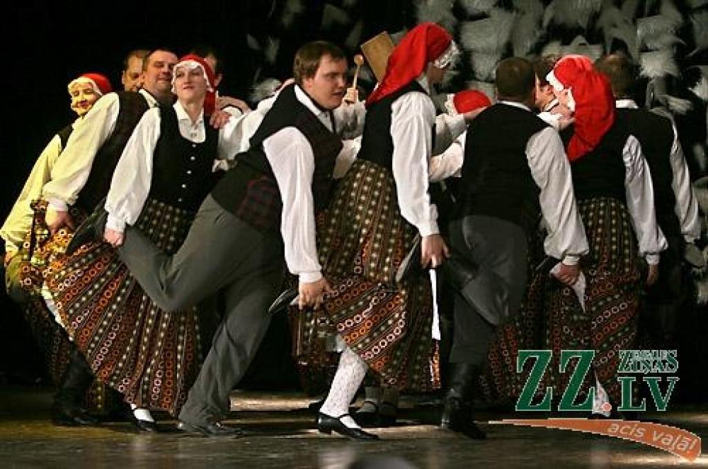 Sestdien Ozolniekos rajonā pazīstami dažādu paaudžu deju kolektīvi pulcējās pasākumā «Ziemas sadancis 2009». Šajā pēcpusdienā deju soļa raitumu uz skatuves demonstrēja tādi deju cienītājiem labi zināmi kolektīvi kā «Ozolnieki», «Medaga»,...