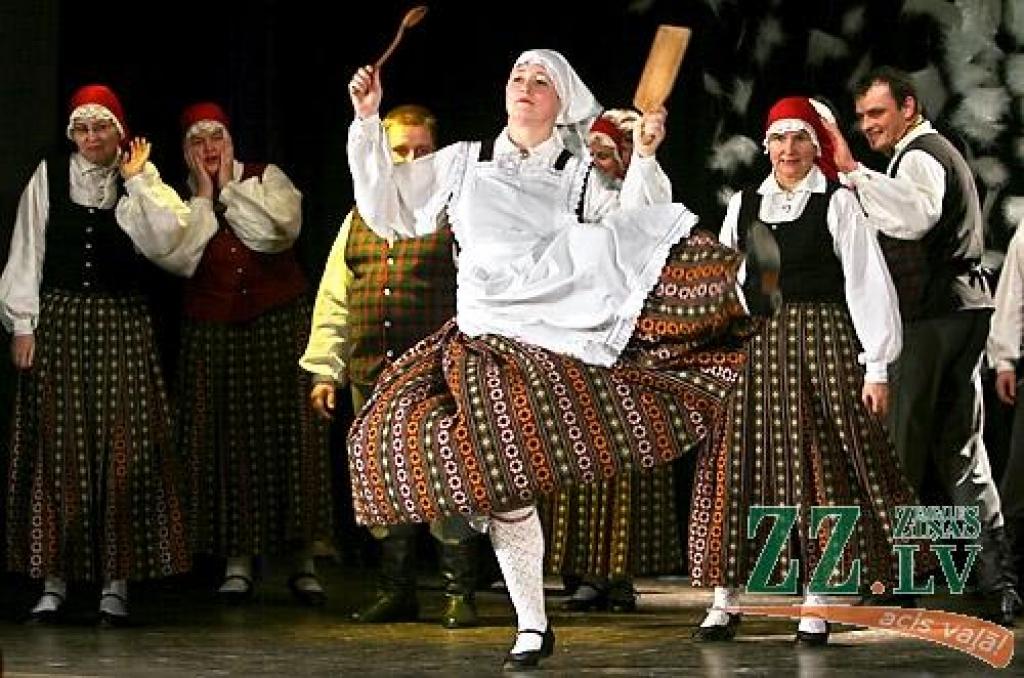 Sestdien Ozolniekos rajonā pazīstami dažādu paaudžu deju kolektīvi pulcējās pasākumā «Ziemas sadancis 2009». Šajā pēcpusdienā deju soļa raitumu uz skatuves demonstrēja tādi deju cienītājiem labi zināmi kolektīvi kā «Ozolnieki», «Medaga»,...